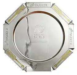 Le Bouclier européen Parker Pen Shield soulevé par le CO.