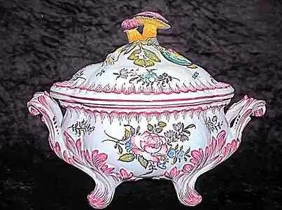 Soupière par Emile Tessier, Faïence de Malicorne, début XXe siècle.