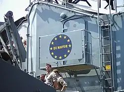Navire militaire avec écusson d'une opération.