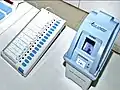 Une machine à voter avec le terminal d'impression du reçu de vote.