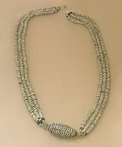 Collier. Tombe d'une femme enceinte riche. Vers 850. Musée de l'ancien Agora