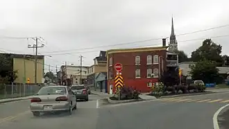 Au centre d'East Angus, près de l'extrémité ouest.