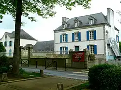 Photographie en couleurs prise de la rue face au bâtiment de l'école.