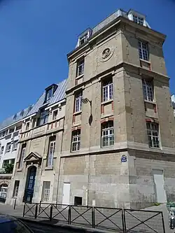 Nos 5 : école primaire de la rue Milton avec le portrait sculpté de John Milton.