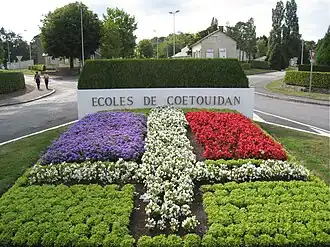 Parterre de fleurs à l'entrée des Ecoles de Coëtquidan.