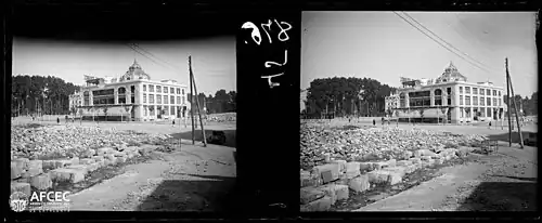 Le bâtiment avec sa coupole, sur la place de Catalogne en construction.