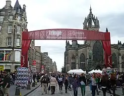 vue de la rue, dos au château d'Edimbourg, la cathédrale St Gilles est à droite, une bannière rouge indique la tenue du Fringe Festival
