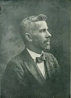 Edward L. Gardner d'après la photographie du frontispice de l'édition américaine de The Coming of the Fairies, 1922.