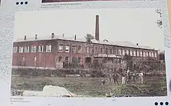 Carte postale de la tôlerie d'Effry dans laquelle étaient retenus les prisonniers surveillés par des Allemands.