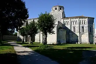 Église Saint-Vivien.