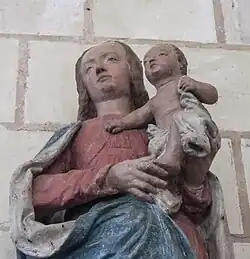 Statue représentant la Vierge tenant l'enfant Jésus dans ses bras.