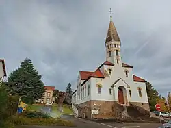 Façade de l'église Sainte-Jeanne-d'Arc