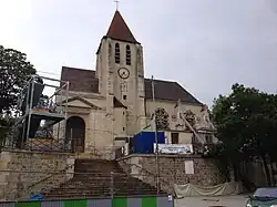 L'état de l'église Saint Germain de Charonne (juillet 2014) durant les travaux de stabilisation du terrain (2014-2016) sur lequel repose l'église.