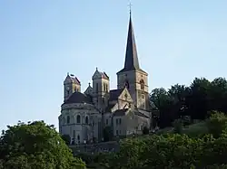 L'église de Mont-devant-Sassey sur le front boisé de la côte de Meuse.