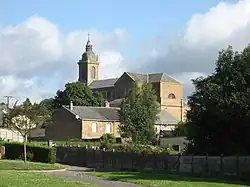 Photographie de l'église insérée aujourd'hui dans le village