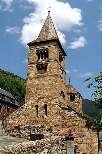 Le clocher occidental vu de l'ouest.