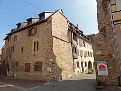 Enceinte médiévale (XIIIe&nbsp;siècle), pignons de l'ancienne tour (Obertor) démolie, angle rue Almend et Grand'Rue.
