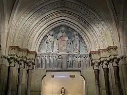 Tympan de l'ancien portail : « Le Christ entre saint Pierre et saint Paul » et vierges sages et vierges folles (XIIIe).