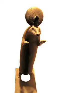 Statuette d'ichneumon coiffé de l'uræus et du disque solaire. Bronze, époque ptolémaïque.