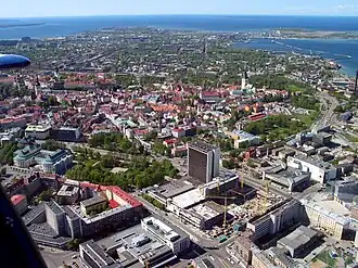 Le parc est en bas et à gauche entre l'opéra et le Viru Keskus en construction.