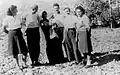 Membres du kibboutz Tzova lors d'une visite de courtoisie à leurs voisins de Ein Rafa, 1948