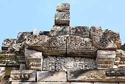 Linteau avec fronton