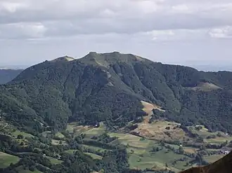 Vue de l'Élancèze depuis le puy Chavaroche, avec son point culminant à gauche (pointe est) ; en arrière plan à gauche, le puy de la Poche.