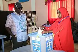 Une déléguée citoyenne vote à Jowhar le 23 novembre, durant les élections législatives somaliennes qui s'étendent sur plusieurs semaines.