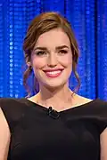 Elizabeth Henstridge interprète l'agent et Dr Jemma Simmons (en)
