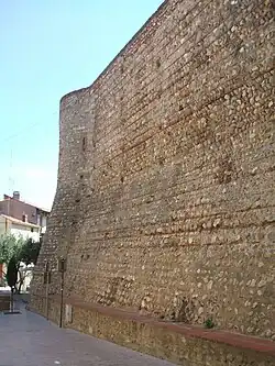 Fortifications de la ville haute.