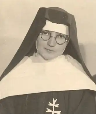 Photo monochrome d'un religieuse jeune, avec lunettes