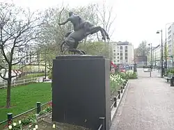 Arcum tendit Apollo.