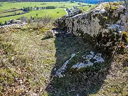 Emplacement de la tour est du chatel devant.