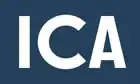Lettres ICA en majuscules blanches sur un fond bleu foncé