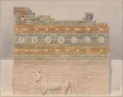 Dessin représentant une partie de la porte : les briques glaçurées surmontent les parties anciennes non glaçurées, qui sont enterrées et réemployées comme fondations.