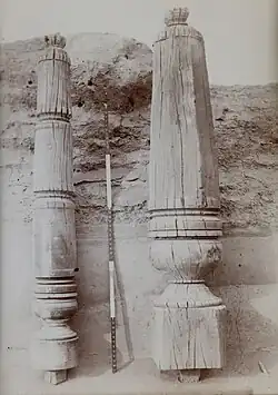 Piliers retrouvés sur le site.