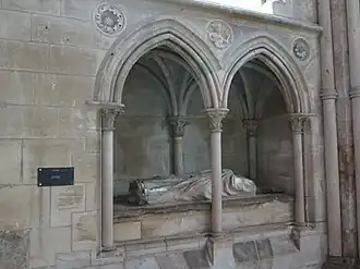 L'enfeu de Jean de Samois avec le gisant décapité de Pierre Cauchon.