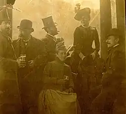 Mariette (assise en hauteur) entourée d'Ensor, de son mari et de Willy Finch.