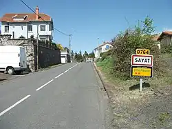 Entrée de Sayat par la route départementale 764