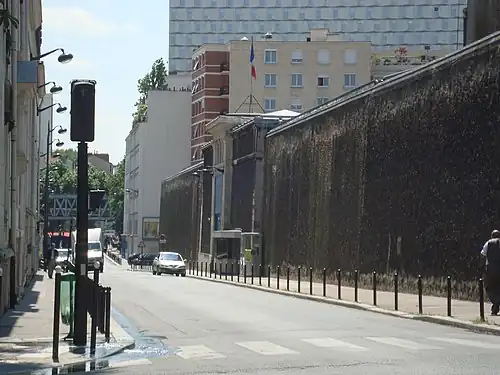 Entrée principale de la prison au 42, rue de la Santé.