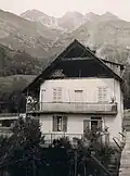 En 1955 au village, maison ancienne à pignon ouvert.