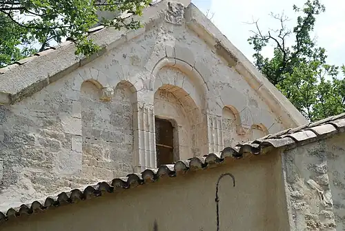 La fenêtre encadrée de pilastres et surmontée du joueur de crouth.