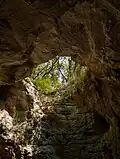 Photographie de l'entrée naturelle de la Grotte des Demoiselles.