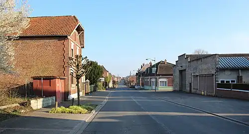 La longue rue principale.