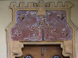 Linteau de porte de la maison épiscopale.