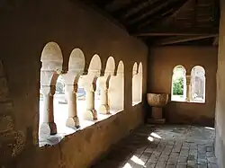 Arcades et fenêtres jumelées de la chapelle Sainte-Marguerite.