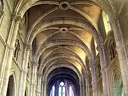 Clefs de voûte de la nef.