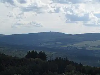 Vue de l'Erbeskopf depuis le :Burg Wildenburg&nbsp;(de) au nord-est.