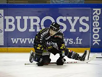 Photographie du joueur avec le maillot noir de Rouen