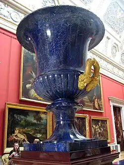 Vase en lapis-lazuli, de 2&nbsp;mètres de haut, (XIXe s), musée de l'Ermitage, Saint-Pétersbourg